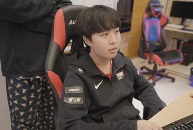 QPR球员谢尔因保护母亲用石头砸伤一男子，事后公开致歉