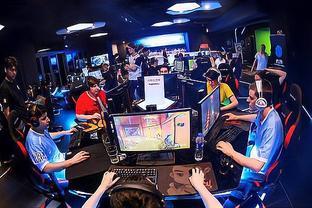 成绩斐然，加斯佩里尼被罗马球迷描绘成魔法师形象画在墙上